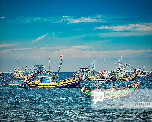 Reisen Vietnam  Vintage Retro-Effekt gefiltert Hipster-Stil Bild der Fischerboote in Mui Ne  Vietnam  Asien