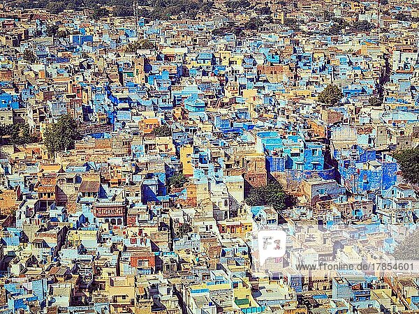 Vintage-Retro-Effekt gefiltertes Bild im Hipster-Stil von Jodhpur  das wegen der leuchtend blau gestrichenen Brahmanenhäuser rund um das Mehrangarh Fort auch als Blaue Stadt bekannt ist. Jodhpur  Rajasthan
