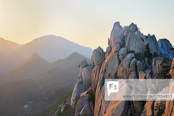 Blick auf Steine und Felsformationen vom Ulsanbawi-Felsgipfel bei Sonnenuntergang. Seoraksan-Nationalpark  Südkorea  Asien