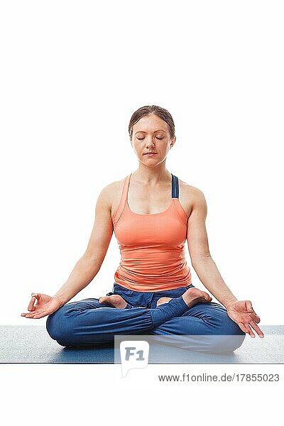 Frau meditiert in Yoga-Asana Padmasana (Lotus-Pose) im Schneidersitz für Meditation mit Chin Mudra  psychische Geste des Bewusstseins vor weißem Hintergrund