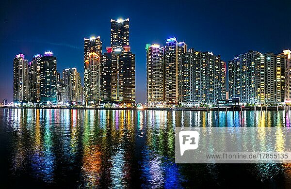 Busan Marina Stadt Wolkenkratzer beleuchtet in der Nacht mit Reflexion im Wasser  Südkorea  Asien