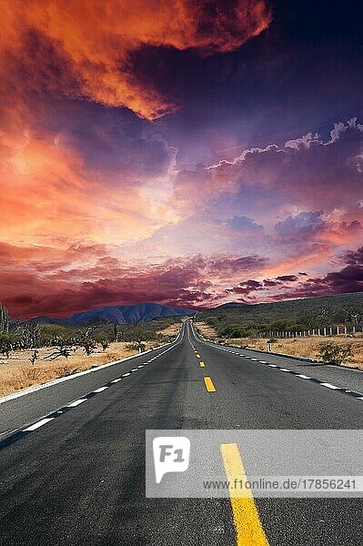 Straße in der Wüste mit dramatischem Himmel