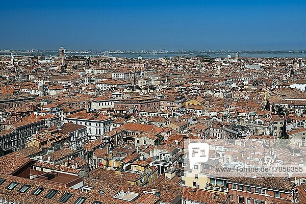 Blick vom Campanile  Glockentrum von San Marco  in Richtung Stadtteil Santa Croce  Venedig  Venetien  Italien  Europa