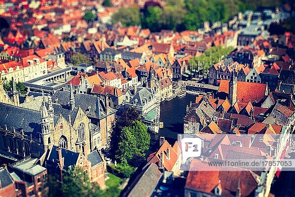 Luftaufnahme von Brügge (Brugge) von Belfry  Belgien. Tilf-Shift-Effekt. Kreuz verarbeitet Vintage Retro-Stil
