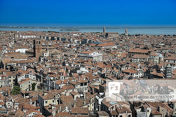 Blick vom Campanile  Glockentrum von San Marco in Richtung Stadtteil Castello  Venedig  Venetien  Italien  Europa
