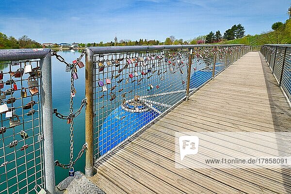 Schleusen am Geländer der Seeparkbrücke mit blauen runden Schwimmern  Freiburg  Deutschland  Europa