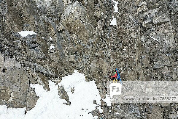 High altitude tour  ski tourers abseil down a cliff  Stubai  Tyrol  Austria  Europe
