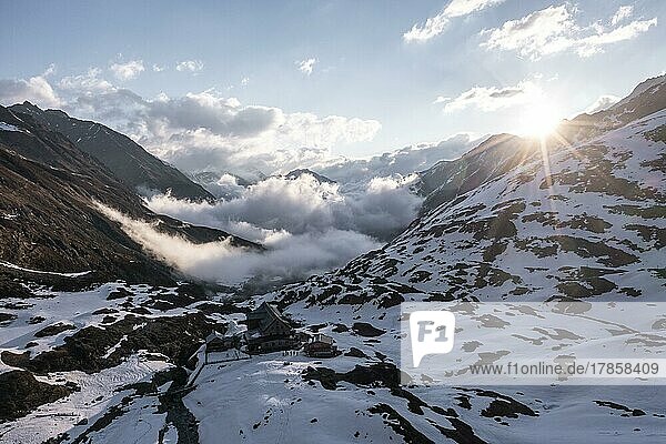 Franz-Senn-Hütte (2147m)  Morgenstimmung  Berge im Winter  Luftaufnahme  Stubai  Tirol  Österreich  Europa