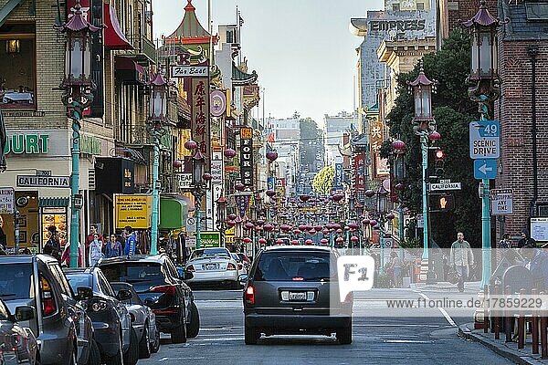 Fußgänger und Straßenverkehr  bunte Fassaden mit Werbeschildern in chinesischer Schrift  lebhafte Straßenkreuzung in Chinatown  California Street  San Francisco  Kalifornien  USA  Nordamerika