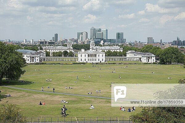 Blick von Greenwich über das Queens House Royal Naval College und Canary Wharf  London  UK