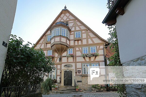 Fachwerkhaus Bürgermeister Elsässer Haus erbaut 1717 im Gegenlicht in Bad Wimpfen  Neckartal  Kraichgau  Baden-Württemberg  Deutschland  Europa
