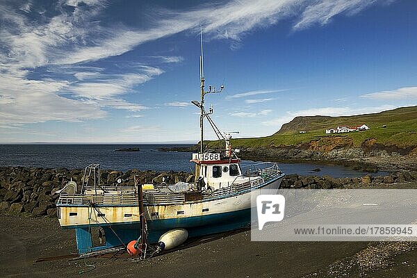 Fischerboot und Bauernhof am Hafen von Hafnarholmi  Bakkagerdi  Ostisland  Island  Europa