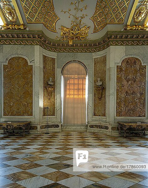 Galeriesaal mit der Bildergalerie in Sanssouci  Potsdam  Brandenburg  Deutschland  Europa