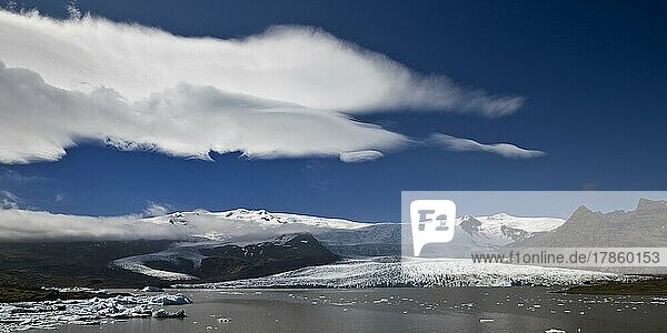 Der Gletscher Fjallsjökull mit dem Gletschersee Fjallsarlon  Panorama  Vatnajökull-Nationalpark  Island  Europa
