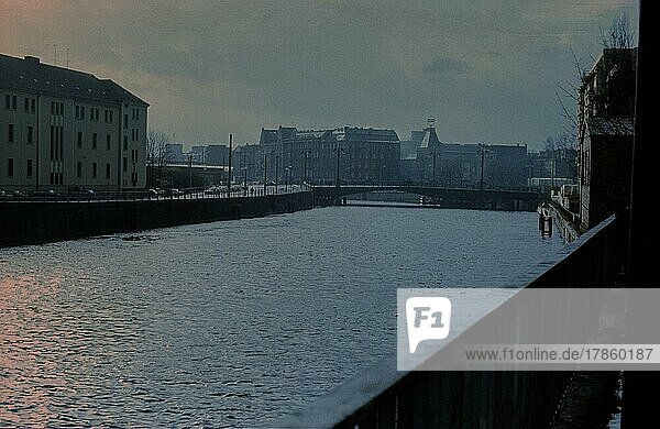 DDR  Berlin  16. 03. 1988  Spreeblick Richtung Westen zur Weidendammbrücke  vom Standpunkt der alten Ebertsbrücke aus gesehen  Berliner Ensemble (BE)
