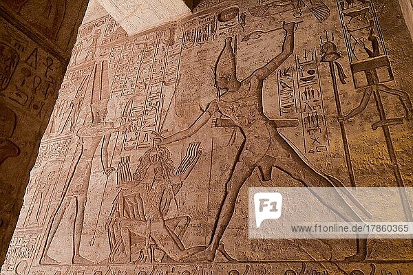 Felsenbild  Pharao Ramses II. siegt in der Schlacht bei Kadesch  Felsentempel Abu Simbel  Ägypten  Afrika