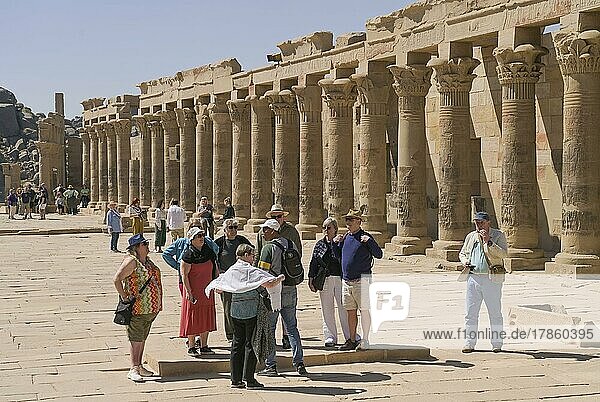 Touristen vor dem westlichen Säulengang auf dem Dromos-Platz  Tempelanlage Philae  Assuan  Ägypten  Afrika