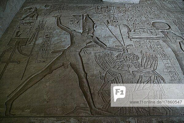 Felsenbild  Pharao Ramses II. siegt in der Schlacht bei Kadesch  Felsentempel Abu Simbel  Ägypten  Afrika