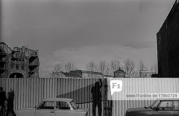 DDR  Berlin  24. 3. 1988  künstlerisch gestaltetem Bauzaun . . in der Friedrichstraße  im Hintergrund die Ruine des Haus der Technik (bis 1982 auch Kino Camera später ein multikulturelles Kunstzentrum: Tacheles)