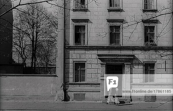 DDR  Berlin  17. 4. 1988  zwei Nonnen am Altenheim am Koppenplatz auf dem Weg ins Hedwigs Krankenhaus