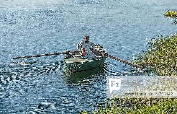 Vater und Sohn  Ruderboot auf dem Nil bei Edfu  Ägypten  Afrika