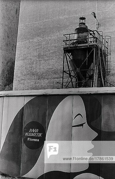 DDR  Berlin  5. 4. 1988  Gebläseanlage von Berlin Chemie in der Anklamer Straße  Bauzaun: Haarkosmetik Florena