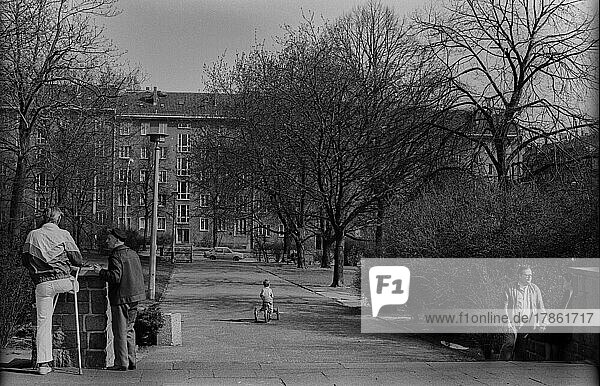 DDR  Berlin  17. 04. 1988  Szene im Park am Weinbergsweg (Heinepark)  Einbeiniger im Gespräch  Paar im Gespräch  Kind mit Dreirad