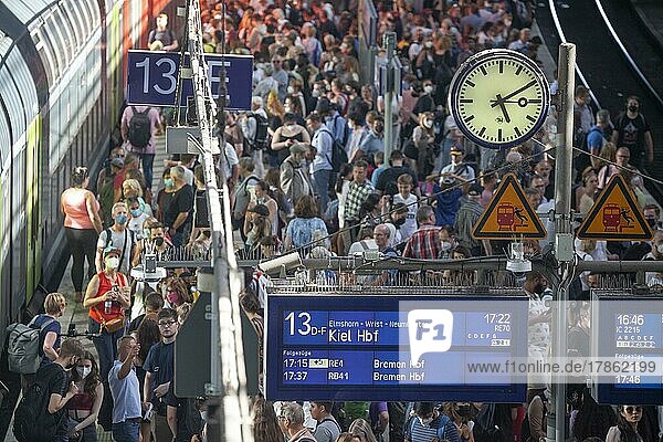 Viele Menschen stehen dicht gedrängt auf einem Bahnsteig vor einem Nahverkehrszug  Chaos im Nahverkehr  9 Euro Ticket  hamburger Hauptbahnhof  Hamburg  Deutschland  Europa
