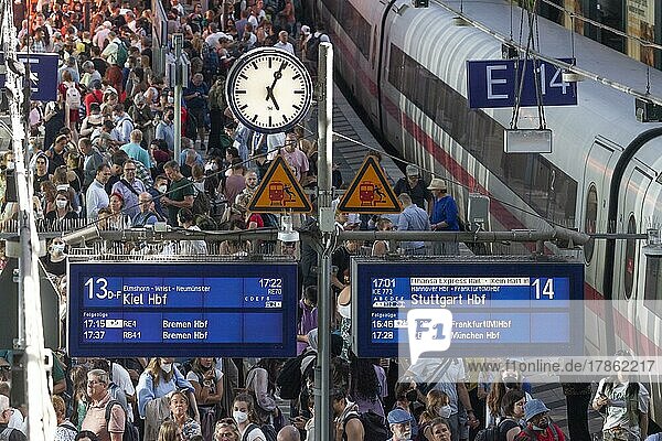 Viele Menschen stehen dicht gedrängt auf einem Bahnsteig vor einem ICE  Chaos im Nahverkehr  9 Euro Ticket  hamburger Hauptbahnhof  Hamburg  Deutschland  Europa