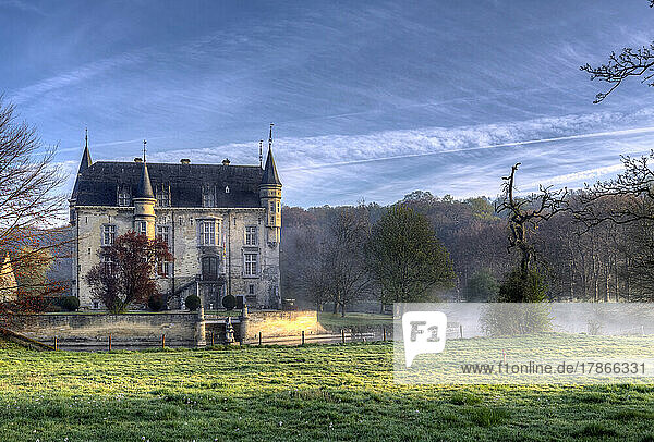 Das Wasserschloss Schaloen in Valkenburg aan de Geul im Morgenlicht  Holland  Niederlande  Europa.