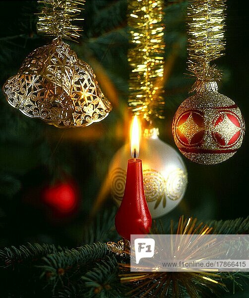 Glaskugeln und brennende Kerzen am Weihnachtsbaum  Weihnachtszeit  Advent  Glass balls and burning candles in the Christmas tree  yule tide