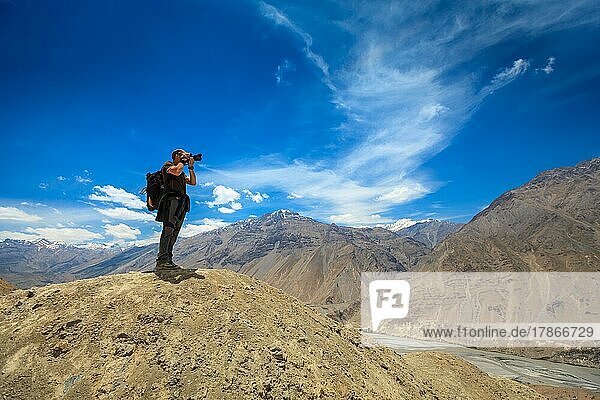 Fotograf  der in den Bergen des Himalaya fotografiert. Spiti-Tal  Himachal Pradesh  Indien  Asien
