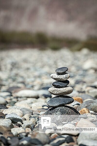 Zen ausgeglichene Steine stapeln Nahaufnahme Gleichgewicht Frieden Stille Konzept