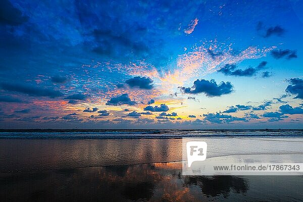 Tropischer Urlaub Konzept  Sonnenuntergang am idyllischen Strand. Baga  Goa  Indien  Asien