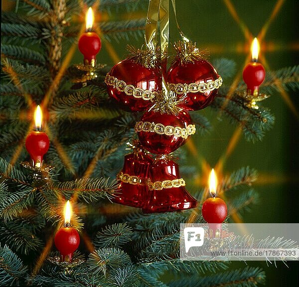 Weihnachtsbaum mit Kugeln Glöckchen und brennenden Kerzen  Lichter  Weihnachtszeit  Advent  Christmas tree with sphere little bell and burning candles  lights  yule tide