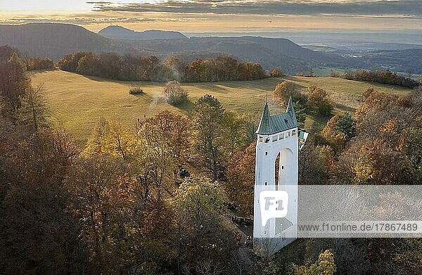 Landschaftsaufnahme des Schönbergturm im Goldenen Herbst  Pfullingen  Deutschland  Europa