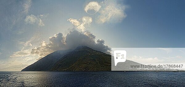 Vulkan und Insel Stromboli mit den kleinen Fischerdorf San Vincenzo mit einem kreisrunden Rauchring  Stromboli  Kalabrien  Italien  Europa