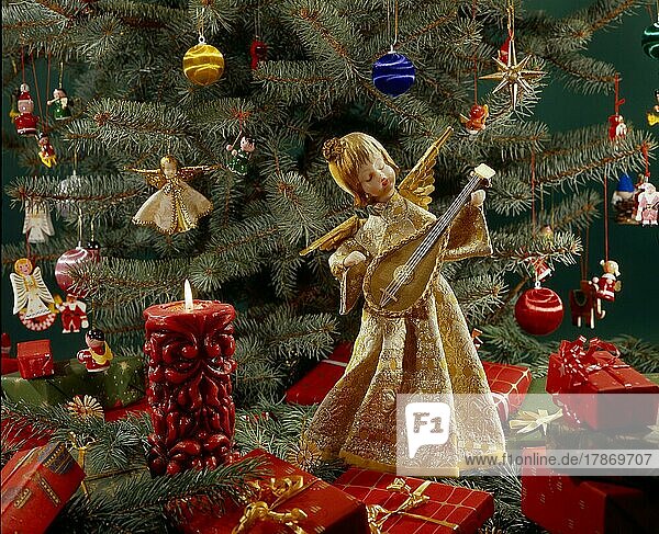 Brennende Adventskerzen mit Engelsfigur mit Mandoline  Weihnachtszeit  Advent  Burning Advent candles with angel's figure with mandolin  yule tide