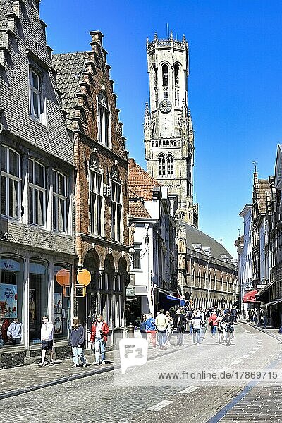 Mittelalterlicher Belfried und Straßenansicht  Brügge  Belgien  Europa