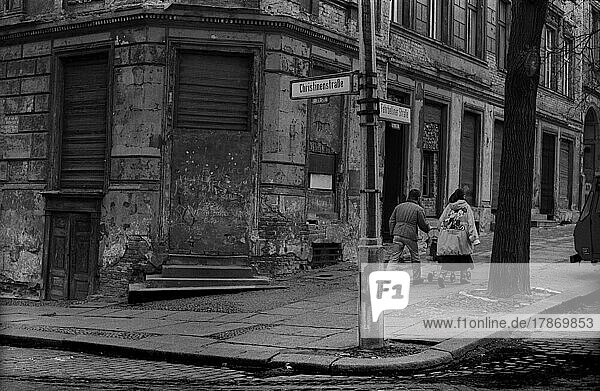 DDR  Berlin  16. 3. 1987  schon lange geschlossene Kneipe an der Ecke Christinenstraße  Fehrbelliner Straße  Paar mit Kinderwagen