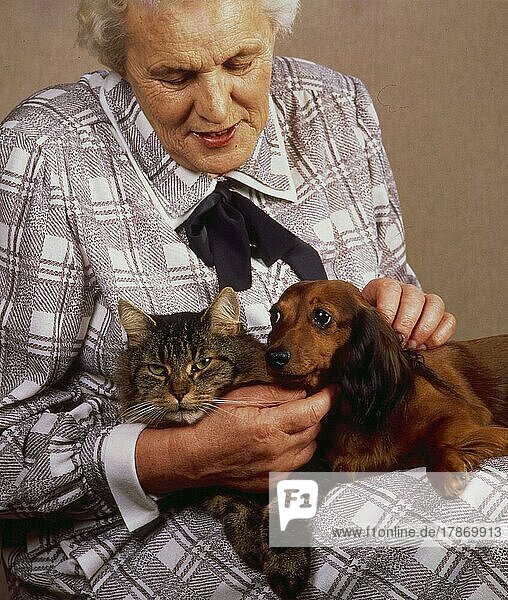 Frau mit Katze und Dackel