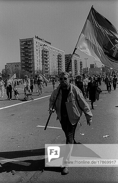 DDR  Berlin  01. 05. 1986  1. Mai 1986 auf der Karl-Marx-Allee  DDR Bürger . . mit DDR Fahne