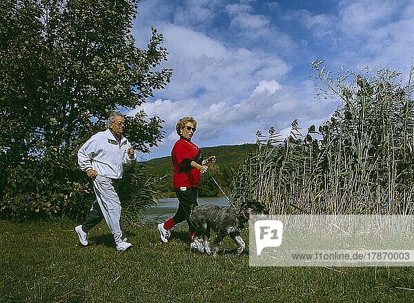 Älteres Paar beim Laufen mit Hund