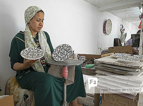 Marokkanische Frau bemalt Teller in der Werkstatt  Kunsthandwerk aus Fes  Art Naji  Fes  Marokko  Afrika
