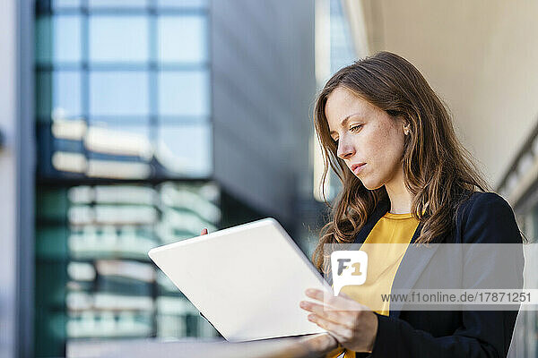 Businesswoman with brown hair using tablet PC