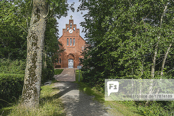 Germany  Schleswig-Holstein  Pellworm  Footpath leading to New Church of Holy Cross