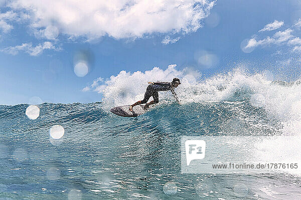Mann surft an einem sonnigen Tag im Meer