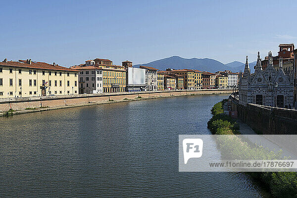 Italien  Toskana  Pisa  Arno-Kanal mit Wohngebäuden und Kirche Santa Maria Della Spina
