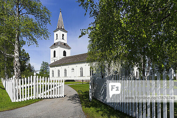 Schweden  Kreis Vasterbotten  Sorsele  offenes Tor einer rustikalen Kirche