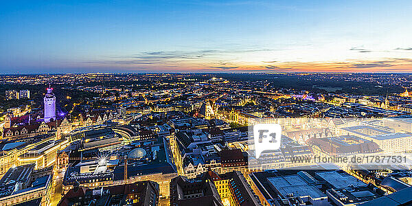 Deutschland  Sachsen  Leipzig  Panoramablick auf die beleuchtete Innenstadt in der Abenddämmerung